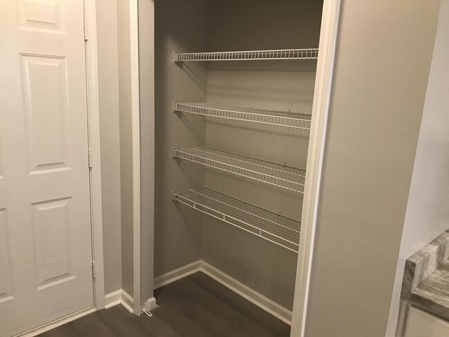 Building Photo - 220 Lake Linden Dr