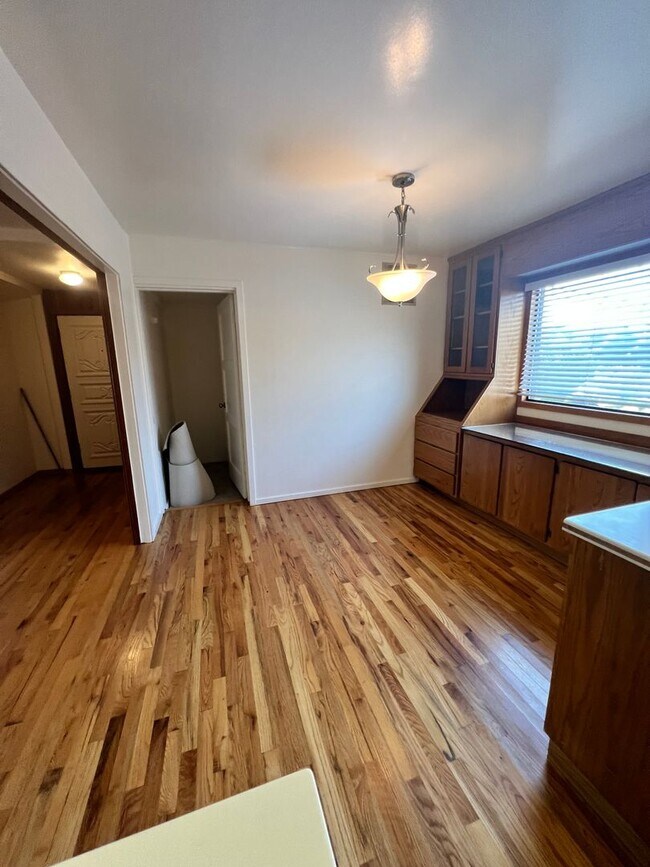 Building Photo - 2 Bedroom Blue Lake House with extra Loft Space!
