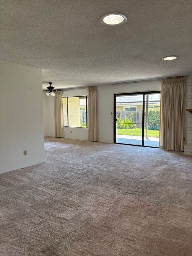 Building Photo - 2-Bed, 2-Bath Condo in Bakersfield | Garag...