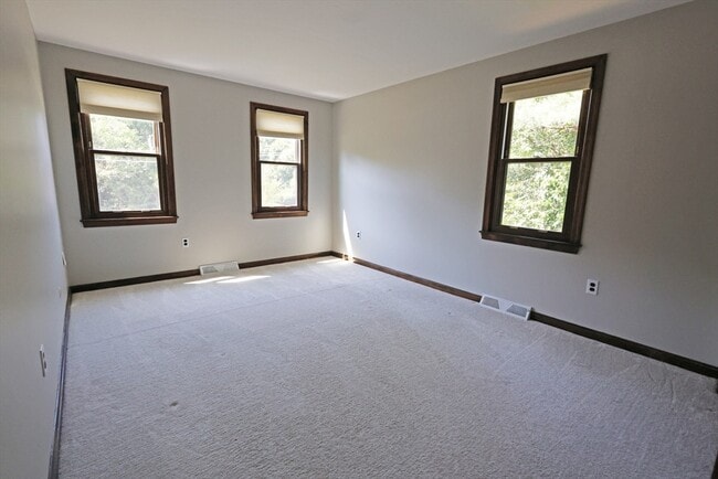 Building Photo - 17 Fairview Dr