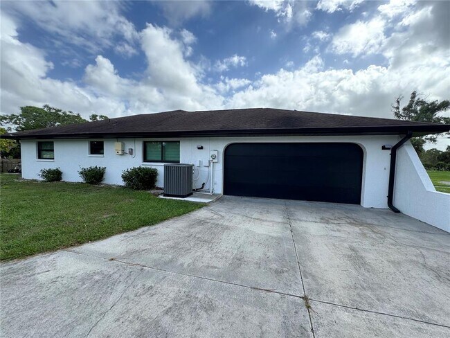 Building Photo - 900 Crestwood Rd