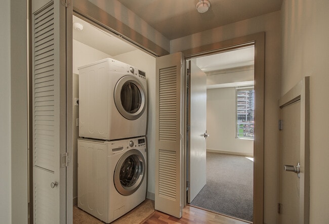 Building Photo - Great 2bd/2ba modern town home located in the center of South Lake Union W/S/G and ( 2) parking s...