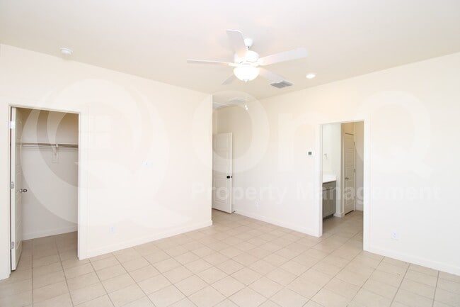 Building Photo - 744 E Diamond Dr