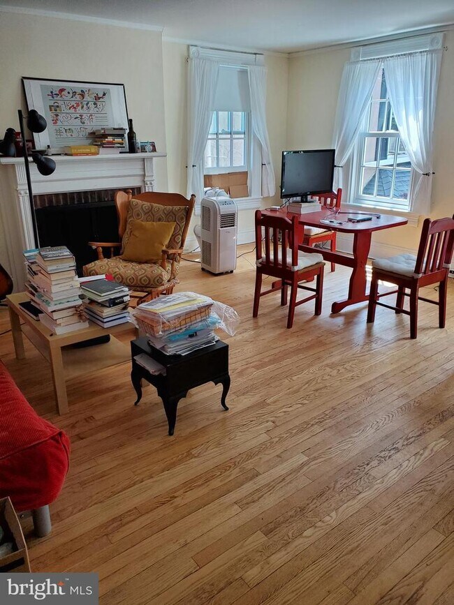 Primary Photo - 200 Nassau St