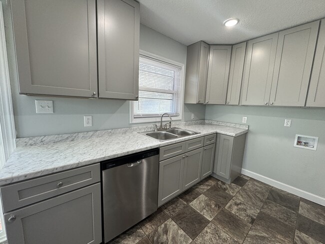 Building Photo - 142 Cardinal Rd