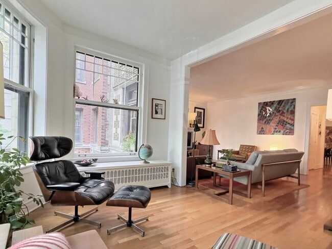 Building Photo - 2921 N Pine Grove Ave