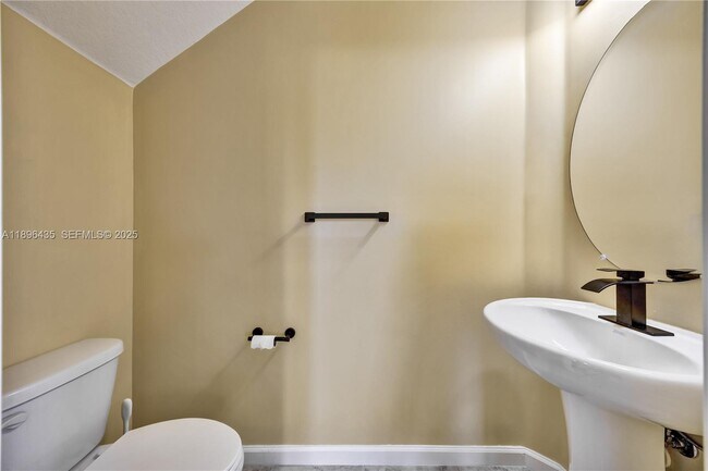 Building Photo - 346 NE 47th Pl