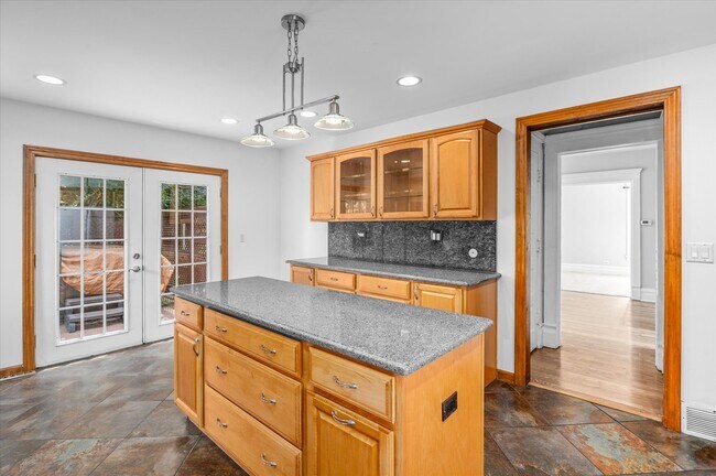 Building Photo - 145 Maple St