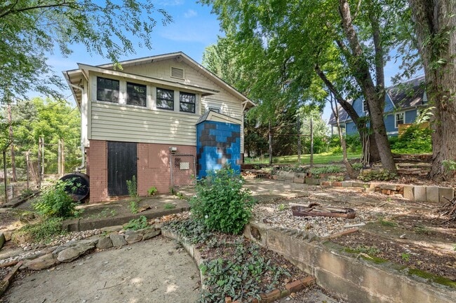 Building Photo - Cute Downtown Bungalow