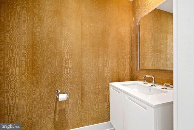 Building Photo - 1055 Wisconsin Ave NW