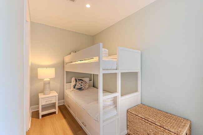 Building Photo - 8 Heath Dr