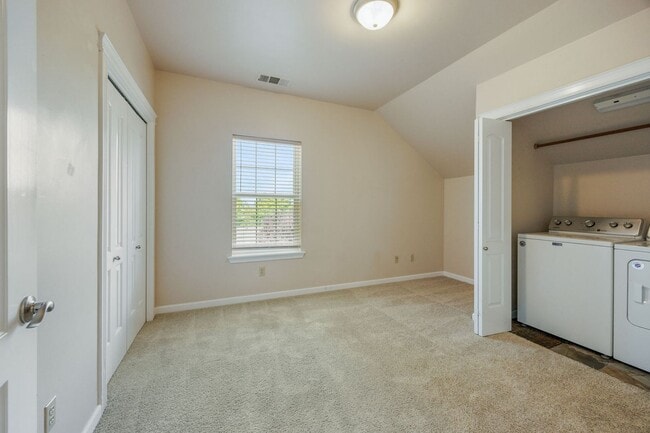 Building Photo - Peaceful 2-bedroom 1-bath Cottage with Dec...