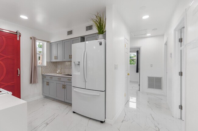 Building Photo - 201 NE 28th Ct