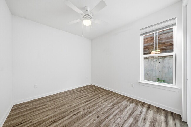 Building Photo - Spacious 3-Bed, 3-Bath Condo with Scenic Views in Vibrant Austin!