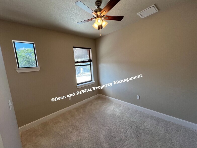 Building Photo - 2 Bed/2 Bath