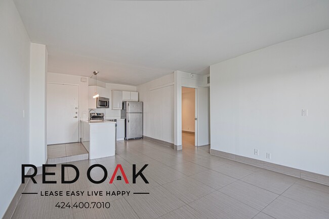 Building Photo - Spacious and Bright One-Bedroom with Priva...