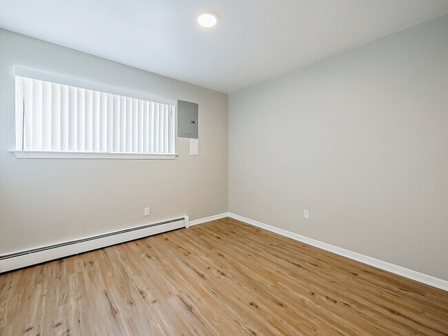 Building Photo - Freshly Updated 2BR Home in Prime White Lake Location!