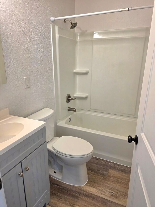 Building Photo - SINGLE LEVEL UPDATED 2 BED 1 BATH HOUSE