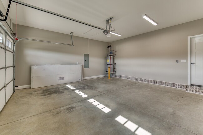 Building Photo - 319 Monroe Dr