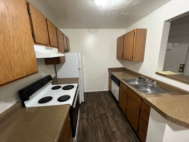 Building Photo - **Move in Special 1/2 off First month!** C...
