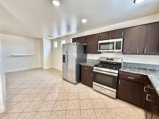 Building Photo - Stylishly Home in Gated Community – Minute...