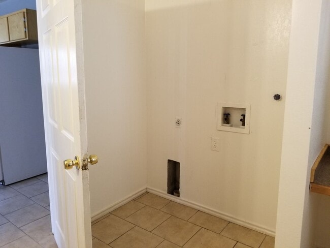 Building Photo - 3 bed, 1 bath home with CARPORT! Month to ...