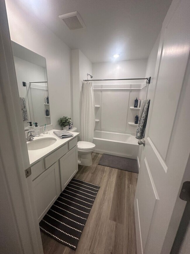 Building Photo - Townhome in Long Valley!