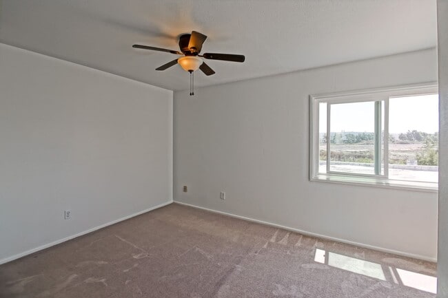 Building Photo - Bright & Spacious, 4BR3BA Home in the Private, Gated Community w/ 2 Pools, Clubhouse, Playground ...