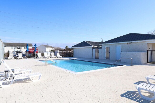 Building Photo - "Coastal Comfort Awaits: Furnished 2-Bed Condo with Pool in Destin!"