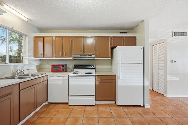 Building Photo - Charming 2 Bedroom Condo with Community Pool!
