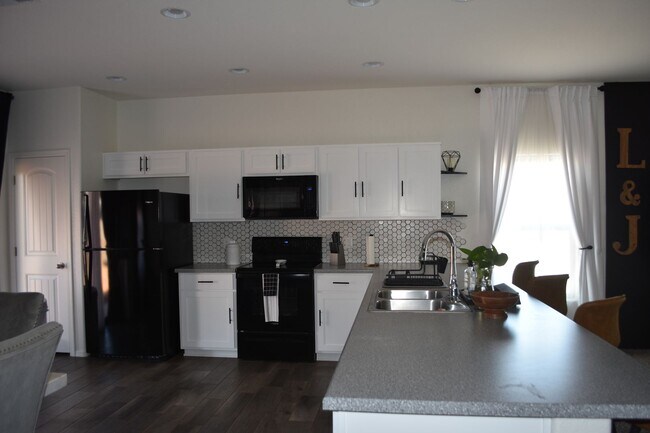 Building Photo - Newer 2021 Beautiful home in gated communi...