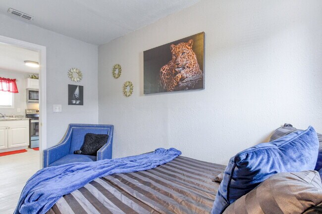 Building Photo - Beautifully Remodeled 3BR Duplex Near Parks, Schools & New Rec Center — Utilities Included. Secti...