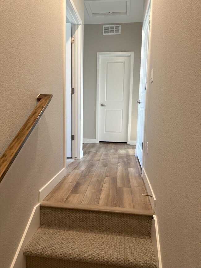 Building Photo - 1566 W 67th Dr