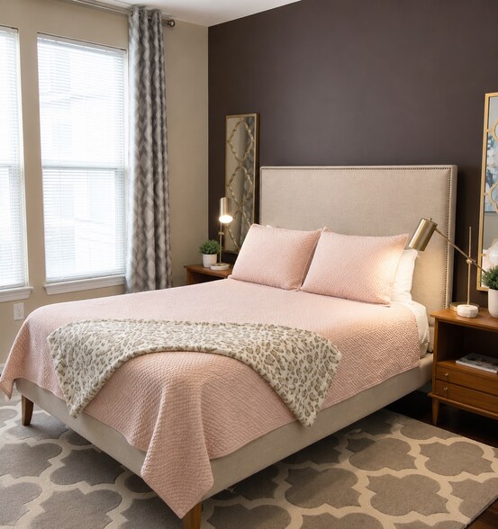 Queen size bed - 1000 Providence Plz