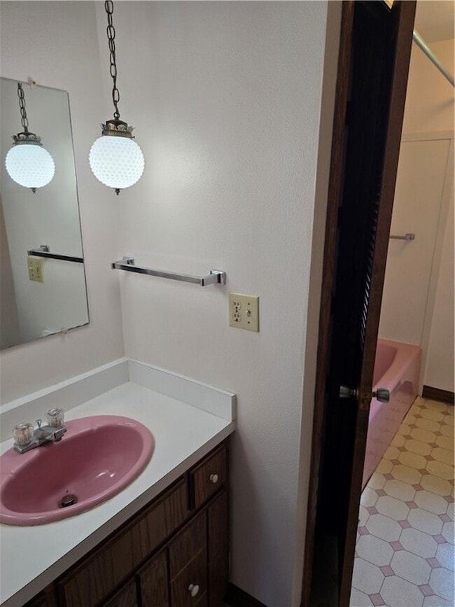 Building Photo - 719 W Old Rte 422