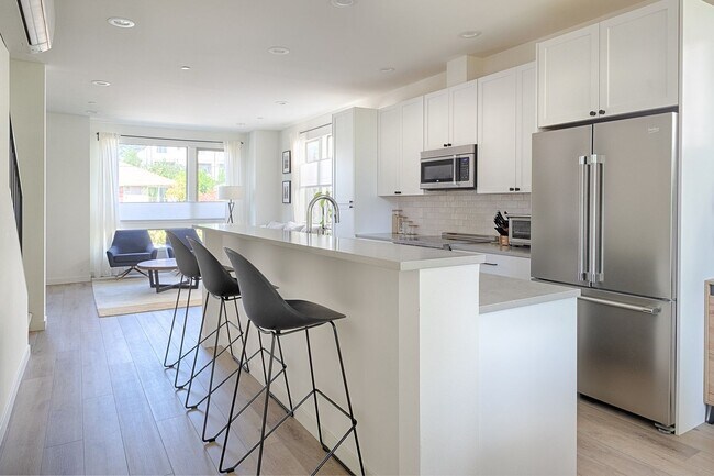 Building Photo - Impeccable Designer Townhome