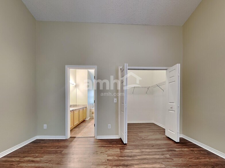Building Photo - 5053 Foxcroft Ct