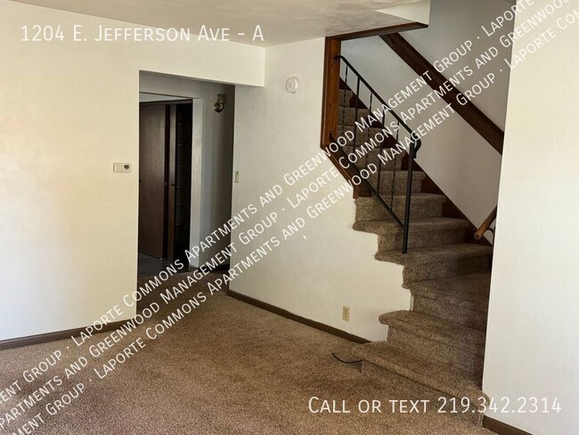 Building Photo - 2 Bed 1 1/2 Townhome Available April 9th