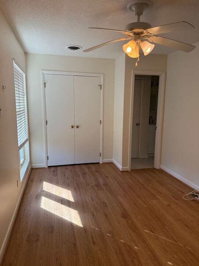 Building Photo - Adorable 2 Bedroom Off Alamance Church Road