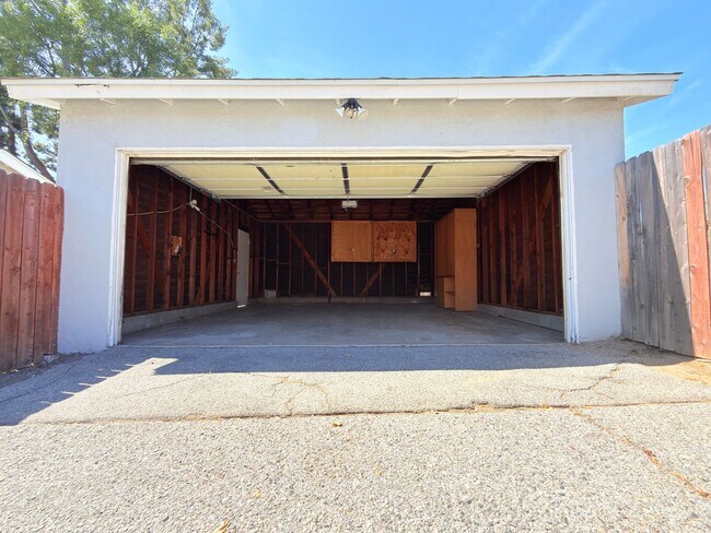 Building Photo - 9845 Hayvenhurst Ave