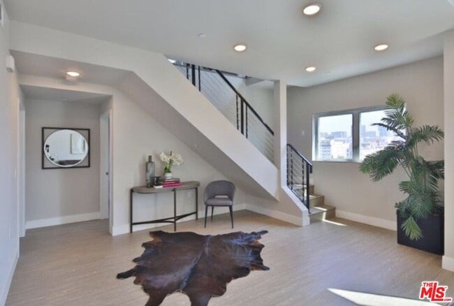 Building Photo - 837 S Harvard Blvd