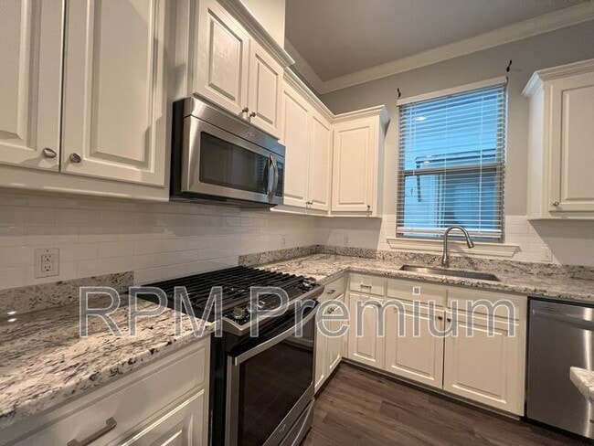 Building Photo - 2353 Orpine Ave