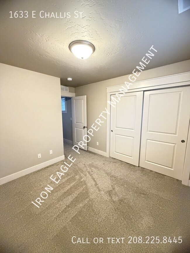 Building Photo - 1633 E Challis St