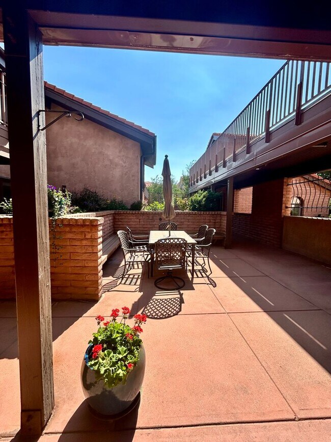 Building Photo - Spacious 2Bd/2.5Ba Luxury Loft-Style Condo...