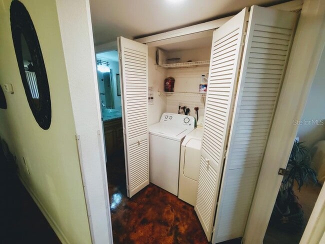 Building Photo - 106 1st St E