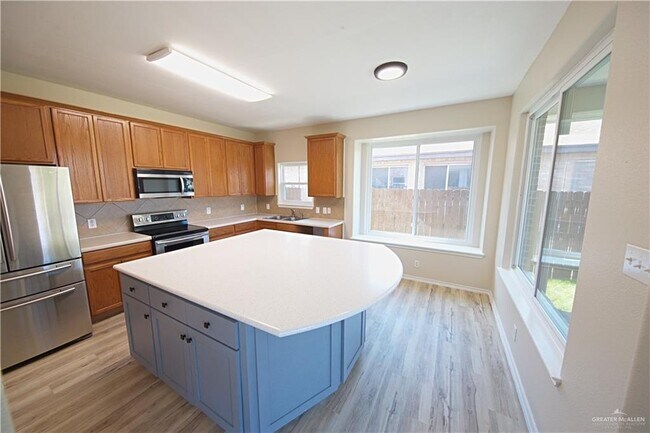 Building Photo - 27 Fern Ave W