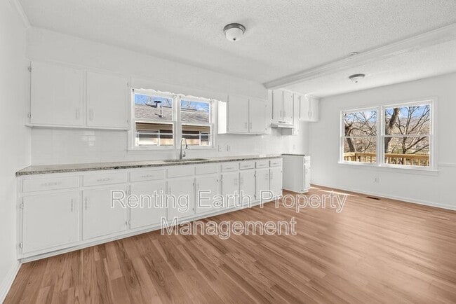 Building Photo - 8025 1st Ave S