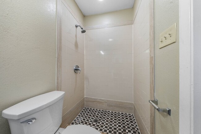 Building Photo - 138 Dora St