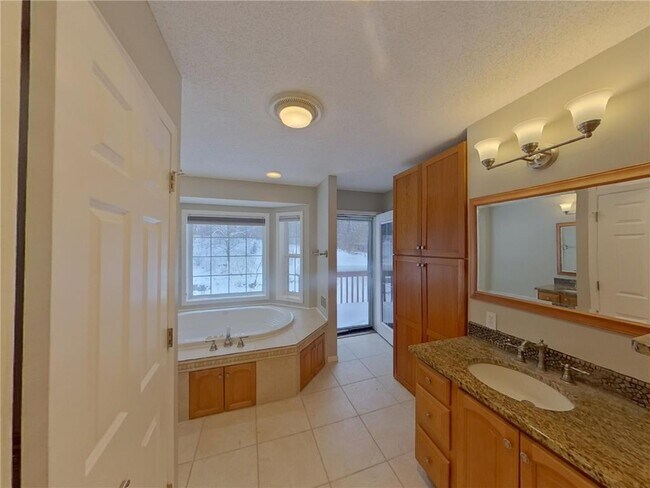 Building Photo - 15012 Viewcrest Ln