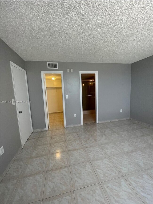 Building Photo - 10000 NW 80th Ct
